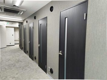 各ブースには鍵が付いているため、安心してご利用いただけます。 - VORT SPACE 茅場町 7階　個室ブースNo.10（外部モニター付き）の室内の写真