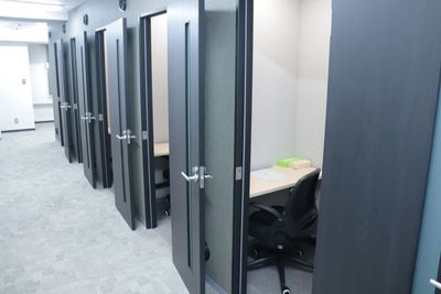 ブラックを基調としたシックな空間でご利用いただけます。 - VORT SPACE 茅場町 7階　個室ブースNo.10（外部モニター付き）の室内の写真