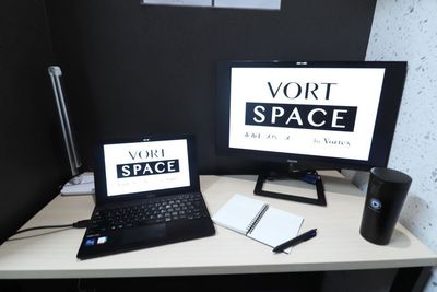 23.8インチモニターを右側に置いたイメージです - VORT SPACE 茅場町 7階　個室ブースNo.10（外部モニター付き）の室内の写真