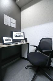 モニター：23.8インチ
広さ：122cm×104cm - VORT SPACE 茅場町 7階　個室ブースNo.10（外部モニター付き）の室内の写真