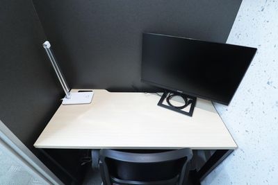 テーブル：縦45cm、横100cm
モニター：23.8インチ - VORT SPACE 茅場町 7階　個室ブースNo.10（外部モニター付き）の室内の写真