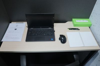 広々とした室内で、集中して仕事や資格勉強にご利用いただけます。 - VORT SPACE 茅場町 7階　個室ブースNo.10（外部モニター付き）の室内の写真