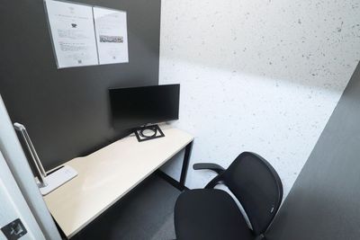 テーブル：縦45cm、横100cm
モニター：23.8インチ
広さ：122cm×104cm - VORT SPACE 茅場町 7階　個室ブースNo.10（外部モニター付き）の室内の写真