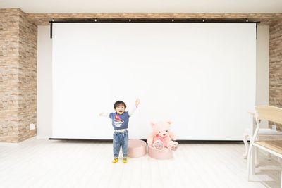 縦2.7m横3.5mのドデカスクリーン！ - Moffroom🧸«池袋店»🧸 MAX40名‼️巨大スクリーン大人数パーティー«池袋西口»の室内の写真