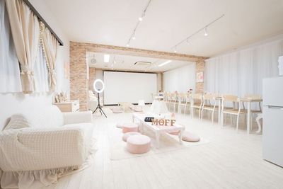 フレンチカントリーのお部屋でパーティー - Moffroom🧸«池袋店»🧸 MAX40名‼️巨大スクリーン大人数パーティー«池袋西口»の室内の写真