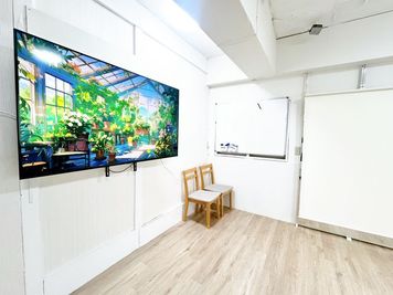 65型モニター設置。資料共有に最適！音楽を流すこともできます。 - アズスタイル_半蔵門 🌈エステベット3台・65型モニター有⭐️美容やセミナーに最適の室内の写真