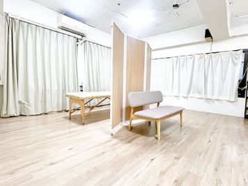 アズスタイル_半蔵門 🌈エステベット3台・65型モニター有⭐️美容やセミナーに最適の室内の写真