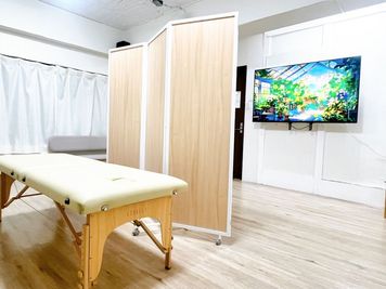 アズスタイル_半蔵門 🌈エステベット3台・65型モニター有⭐️美容やセミナーに最適の室内の写真