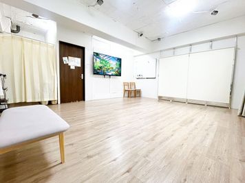 アズスタイル_半蔵門 🌈エステベット3台・65型モニター有⭐️美容やセミナーに最適の室内の写真