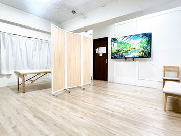 アズスタイル_半蔵門 🌈エステベット3台・65型モニター有⭐️美容やセミナーに最適の室内の写真