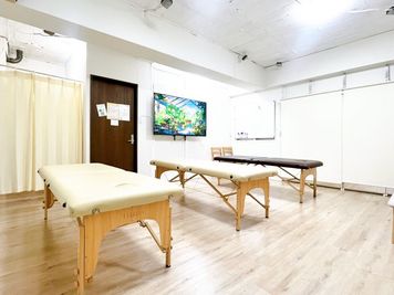 アズスタイル_半蔵門 🌈エステベット3台・65型モニター有⭐️美容やセミナーに最適の室内の写真