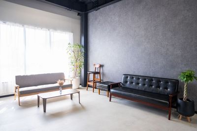 【無料駐車場付きペット可撮影スタジオ🚗🐈】大きな窓/自然光/モルタル調ホリゾント壁/家族写真・商品撮影・ポートレート・撮影会 - STUDIO QOQO