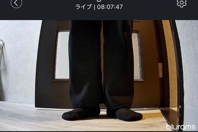 人感センサーなし、カメラが人を追いかける事もございません。
こちらは私がお部屋を使用した際の画像ですが、至近距離の足元のみ映る様な配置になっております。 - rental saron B&H rental saron  B&Hの入口の写真