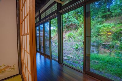 母屋からは美しい庭園が見渡せます。メインハウスには 5 つの部屋、2 つのリビングルーム、2 つのバスルーム、2 つのトイレ、1 つのキッチンがあります。 - 200年の歴史を持つ古民家です｜武家屋敷「ながやもん」ある 200年の歴史を持つ古民家｜武家屋敷「ながやもん」あるの室内の写真
