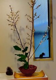 2階スペース入口付近　こだわりのお花は毎月かわります！ - ゆらぎスペース二条　中島オフィス2F  レンタルサロン　ゆらぎすぺーす二条の室内の写真