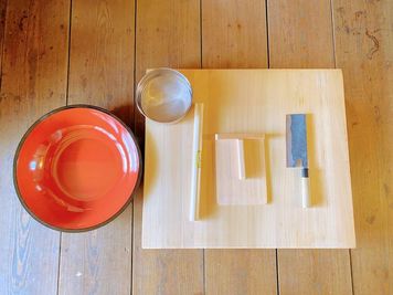 【オプションレンタル】
本格手打ちに最適な麺打ち台と道具一式
550円/1回 - 【ミンカ熊谷】無料駐車場8台 YouTube/コスプレ/女子会 蔵と和風庭園の築140年古民家（～６名）の設備の写真
