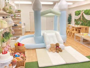 子供たち大喜び♪屋内エアー遊具で遊べます！設置まで3分もかかりません♪身体を動かしたい幼児さん向けに - Forest room 池袋の室内の写真
