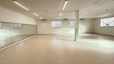 大きな窓があり自然光がたくさん入ります。
~STATON KIDホール~ラバーマット・アップライトピアノ・大きな鏡のある広いホール室内の写真 - STUDIO KID～ホール～ ラバーマット・アップライトピアノのある広いホールの室内の写真