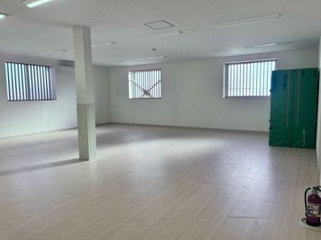 ~STATON KIDホール~ラバーマット・アップライトピアノ・大きな鏡のある広いホール室内の写真 - STUDIO KID～ホール～ ラバーマット・アップライトピアノのある広いホールの室内の写真