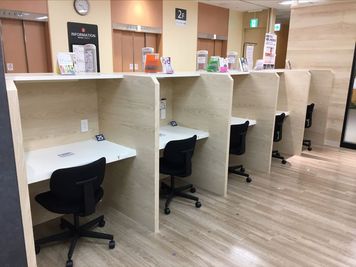 MIRAIYA Bookmark Lounge 市川妙典店 しきりのある席23の室内の写真