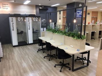 MIRAIYA Bookmark Lounge 市川妙典店 オープン席5の室内の写真