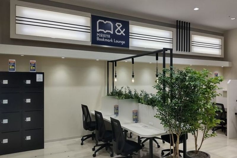 しきりのある席17 - MIRAIYA Bookmark Lounge 福津店