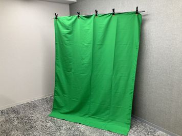 撮影でご利用いただけるグリーンバックです。動画配信や撮影会でご利用ください。 - relark大宮　貸会議室 No.303オンライン会議室【定員2名】の設備の写真