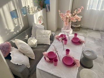 インドア花見用レイアウト：WhiteRoom 4名用（ソファーとスツール） - YUSHIMA STUDIO 701 YUSHIMA STUDIO　|　自然光◎南向き撮影スタジオの室内の写真