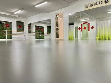 横浜中華芸術学校中華街本校 スタジオの室内の写真