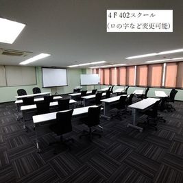 机に2名掛けで24名様、3名掛けで36名様までご利用いただけるお部屋です。研修・セミナー・ミーティングなどにご利用ください。 - 三豊ビル