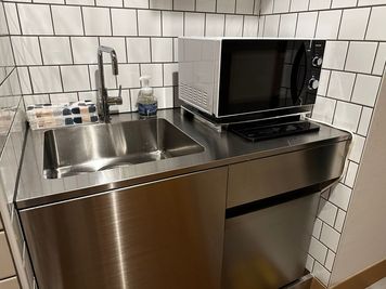キッチンには冷蔵庫と電子レンジがございます。
水道は温水も出ますよ！ - 🎬プレビュールーム日本橋【小伝馬町/馬喰横山】綺麗なスペース ⛄️24時間地上波TV視聴もOKのプレビュールーム日本橋⛄️の設備の写真