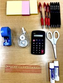 文房具（ボールペン、セロテープ、定規、ハサミ、のりなど）
ケーブル（タイプC、MicroUSB、ライトニングケーブル）も追加しました - ブルースペース西新宿403 貸し会議室・研修・塾・セミナーの設備の写真