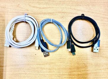 MicroUSBケーブル、タイプCケーブル、ライトニングケーブルも追加しました - ブルースペース西新宿403 貸し会議室・研修・塾・セミナーの設備の写真