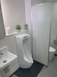 男女別トイレございます - TOM Stretch浅草橋店 TOM Stretch浅草橋店 ～施術ベッド1台提供～の設備の写真