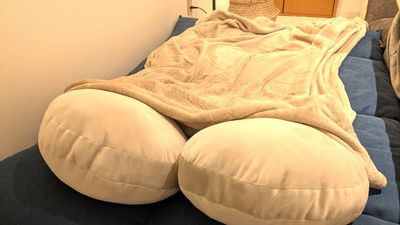 疲れたらソファをフラットにしてモチもちクッションでごろりんと😍※４月末までこたつ布団を利用可✨ - ジョイスポット四条烏丸Ⅱの室内の写真