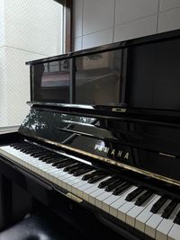 YAMAHA(U1H)ピアノ利用可能です。ピアノオプションからご予約いただけます。 - 【オープン記念・半額】表参道駅5分×静かで清潔な個室 【表参道駅5分】好立地×静かな防音個室｜清潔で快適な専用ルームの室内の写真