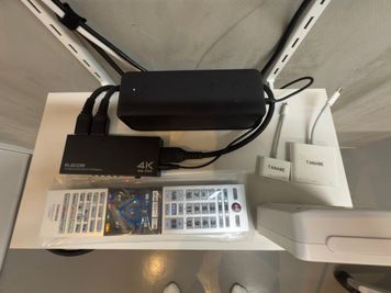 テレビリモコン
Bluetoothスピーカー
Lightningケーブル（ミラーリング用）
USBタイプC（ミラーリング用） - ちょっとした門前仲町のレンタルスタジオ＆会議室 ４F会議室の室内の写真