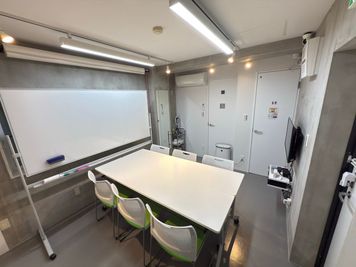 180cmホワイトボード
６名用 - ちょっとした門前仲町のレンタルスタジオ＆会議室 ４F会議室の設備の写真