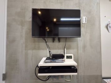 ３１インチテレビモニター - ちょっとした門前仲町のレンタルスタジオ＆会議室 ４F会議室の室内の写真