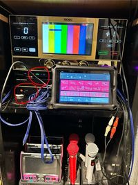 カラオケの電源が上の緑のボタン。
スピーカーの電源が下の赤いシールのボタンです。 - 心斎橋sports bar BASE 立地最強！カフェ、バー、カラオケ利用ができるレンタルスペース！の設備の写真