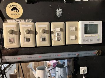 カウンターから厨房に入っていただき左側に電気のボタンとエアコンのスイッチがあります。
電気とエアコンを調節してください。 - 心斎橋sports bar BASE 立地最強！カフェ、バー、カラオケ利用ができるレンタルスペース！の設備の写真