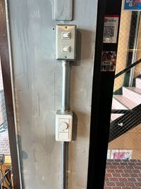 入って右側の下の丸いダイヤルを右に回していただくと
お店の電気がつきます。 - 心斎橋sports bar BASE 立地最強！カフェ、バー、カラオケ利用ができるレンタルスペース！の設備の写真