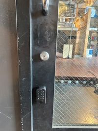 ドアの下にある番号で暗証番号を入力いただき入退店をお願いします。 - 心斎橋sports bar BASE 立地最強！カフェ、バー、カラオケ利用ができるレンタルスペース！の入口の写真