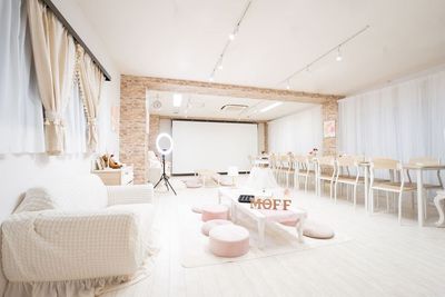 白がベースのお部屋だから撮影が映えやすい！ - Moffroom🧸«池袋店»🧸 MAX40名‼️巨大スクリーン🧸撮影・配信📸«池袋西口»の室内の写真