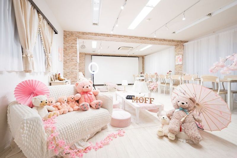 可愛いスペースでYouTube配信🌸 - Moffroom🧸«池袋店»🧸 MAX40名‼️巨大スクリーン🧸撮影・配信📸«池袋西口»の室内の写真