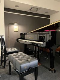 Shigeru Kawai トムソン&コンサートタイプ ピアノ椅子常備
 - 外苑ピアノサロンの室内の写真