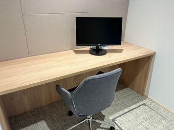 広々とした机、外部モニターあり - 【コンフォリア芝浦MOKU】 Booth 1の室内の写真