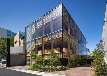 隈研吾氏設計の木組みが印象的な外観 - AEAJグリーンテラス 1Fフロアの外観の写真