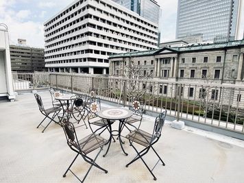 テラス。屋外喫煙所がございますので御煙草吸われる方はこちらでお願い致します。 - アスパ日本橋オフィス 	オフィススペース（個室/205号室）のその他の写真