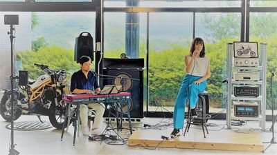ライブも実施可能 - バイカーズパラダイス南箱根 富士山を望む全面ガラス張りの屋内イベントスペースの部分貸し出しの室内の写真
